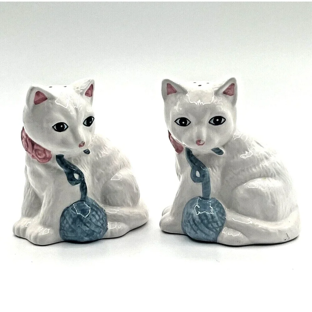 Vintage Korean Cats Salt and Pepper Shaker. Hand Painted